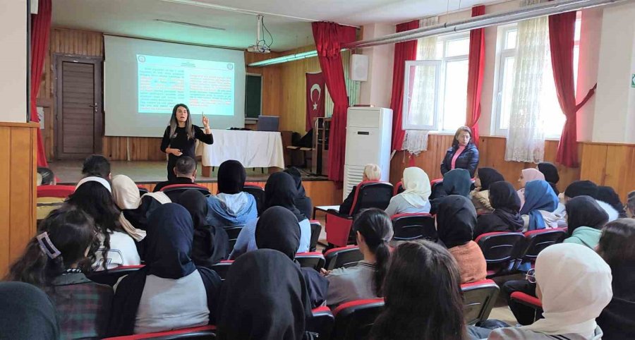 Mersin Emniyeti Öğrencilerle Yönelik Bilgilendirme Çalışması Gerçekleştirdi