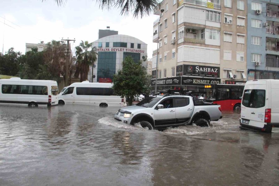 Turuncu Kod Uyarısının Verildiği Antalya Felakete Uyandı