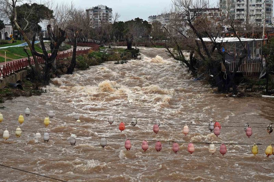 Hayatı Felç Eden Yağış Sonrası Dünyaca Ünlü Şelale Çamur Çağladı