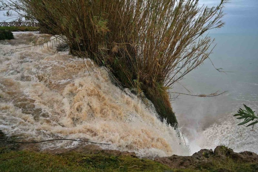 Hayatı Felç Eden Yağış Sonrası Dünyaca Ünlü Şelale Çamur Çağladı