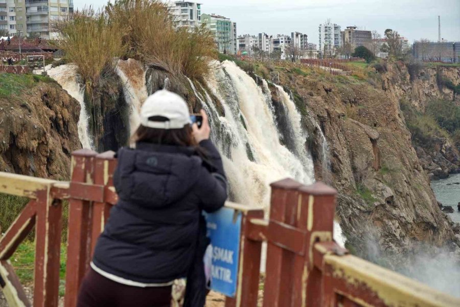 Hayatı Felç Eden Yağış Sonrası Dünyaca Ünlü Şelale Çamur Çağladı