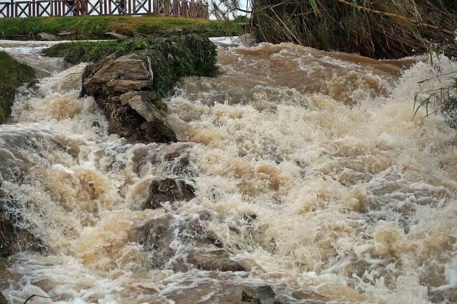 Hayatı Felç Eden Yağış Sonrası Dünyaca Ünlü Şelale Çamur Çağladı