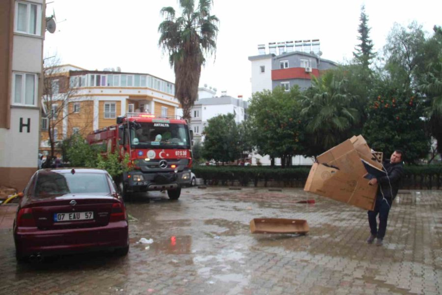 2 Metreyi Aşan Su Seviyesinin İzleri Duvarlarda Kaldı