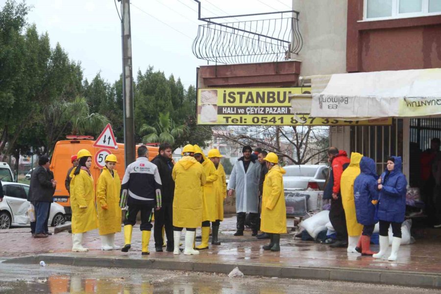 2 Metreyi Aşan Su Seviyesinin İzleri Duvarlarda Kaldı