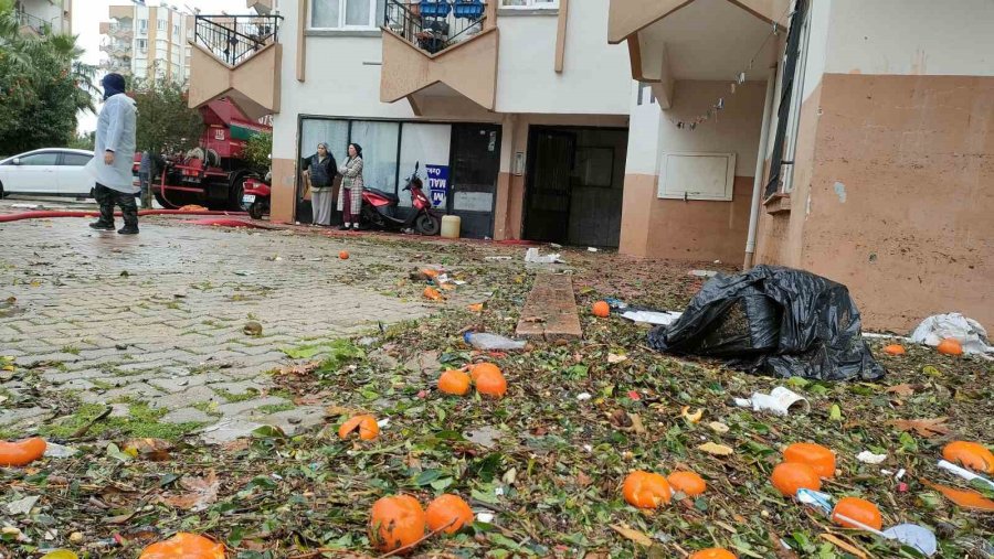 2 Metreyi Aşan Su Seviyesinin İzleri Duvarlarda Kaldı