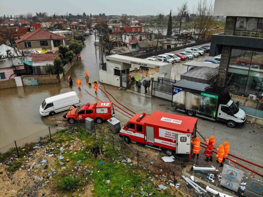 Yağmur Sularının Yuttuğu Mahallede Su Seviyesi Yarıya Düştü