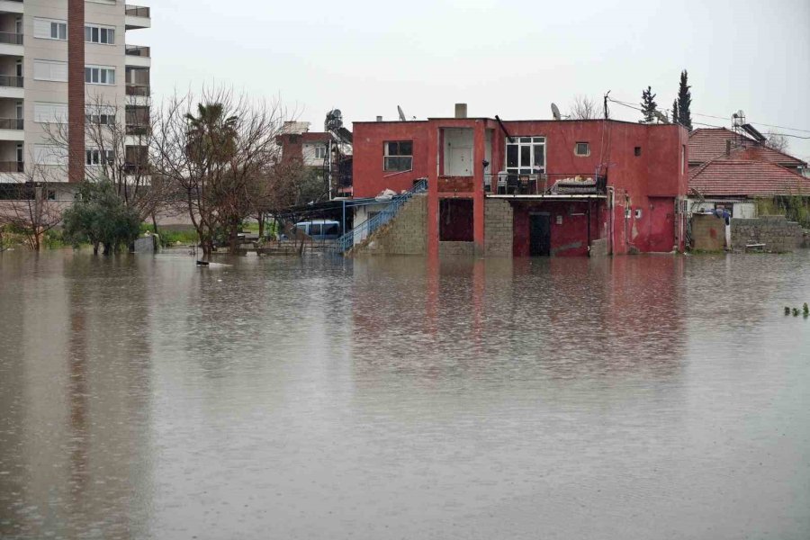 Yağmur Sularının Yuttuğu Mahallede Su Seviyesi Yarıya Düştü