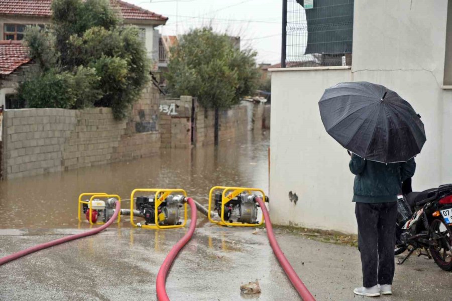 Yağmur Sularının Yuttuğu Mahallede Su Seviyesi Yarıya Düştü