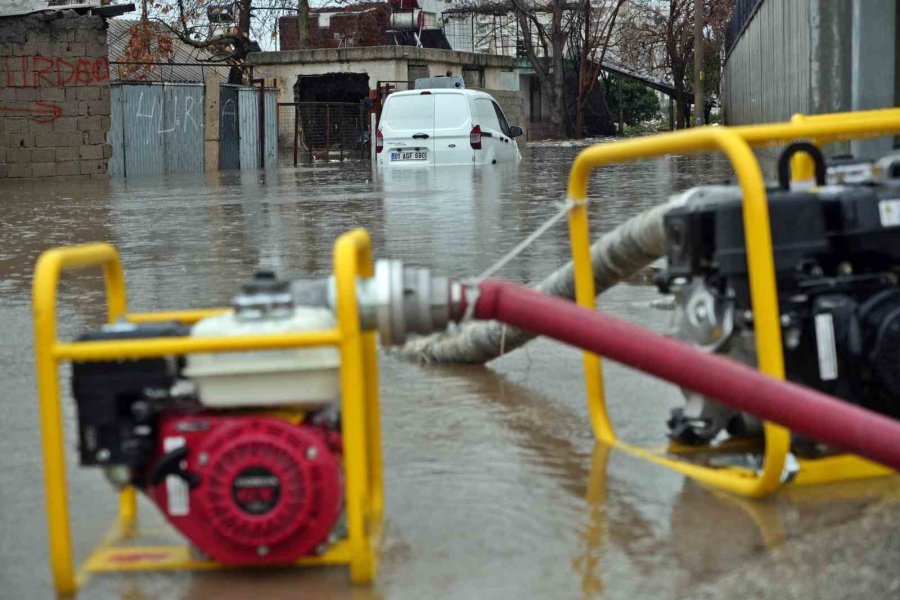 Yağmur Sularının Yuttuğu Mahallede Su Seviyesi Yarıya Düştü