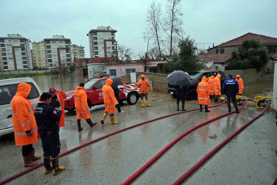 Yağmur Sularının Yuttuğu Mahallede Su Seviyesi Yarıya Düştü