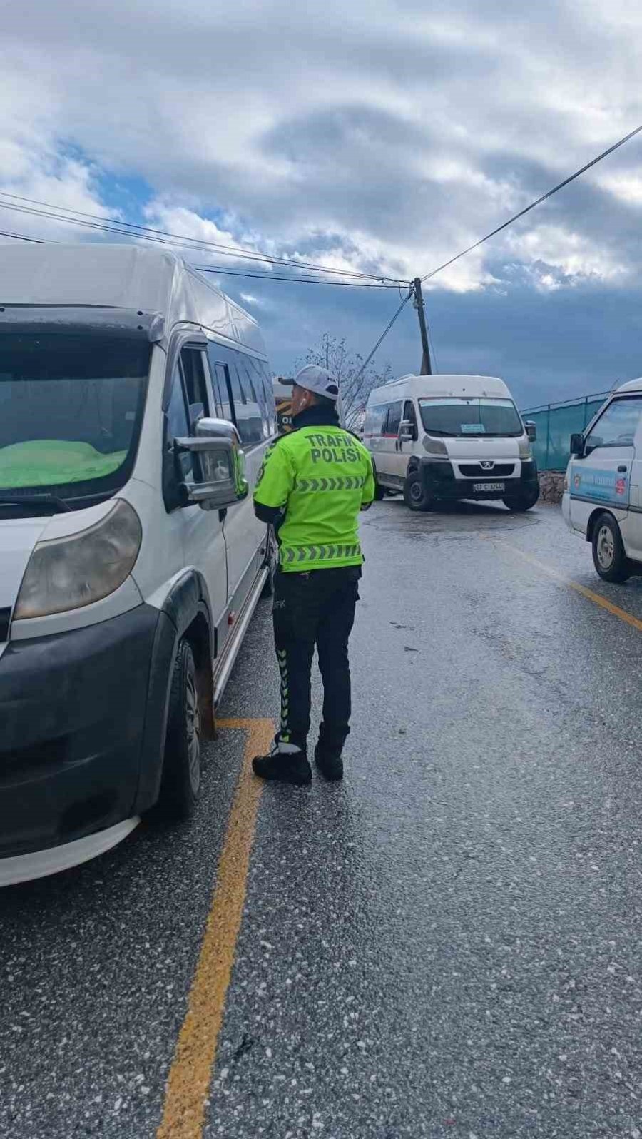 Polis Ekiplerinden, Okul Çevrelerinde Ve Servis Araçlarında Denetim