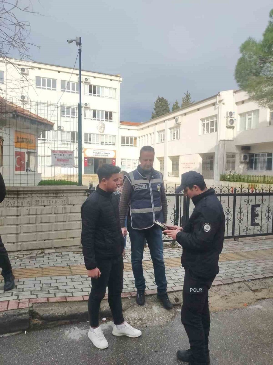 Polis Ekiplerinden, Okul Çevrelerinde Ve Servis Araçlarında Denetim