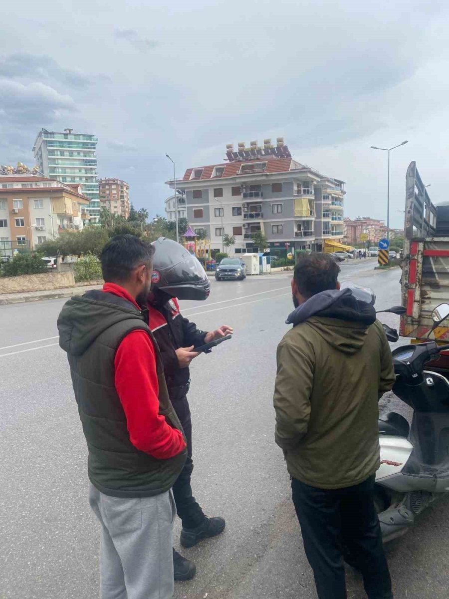 Polis Ekiplerinden, Okul Çevrelerinde Ve Servis Araçlarında Denetim