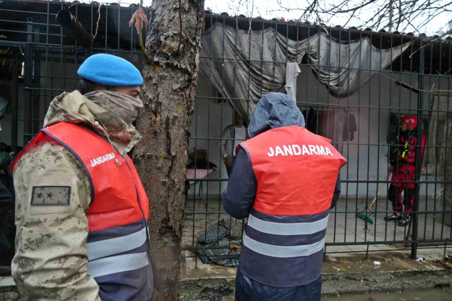 Sular Altında Kalan Mahallede Komandolar İş Başında