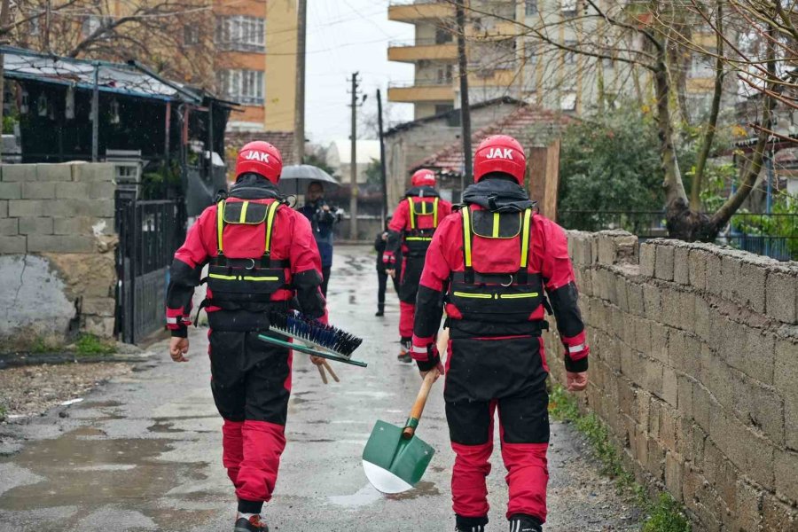 Sular Altında Kalan Mahallede Komandolar İş Başında