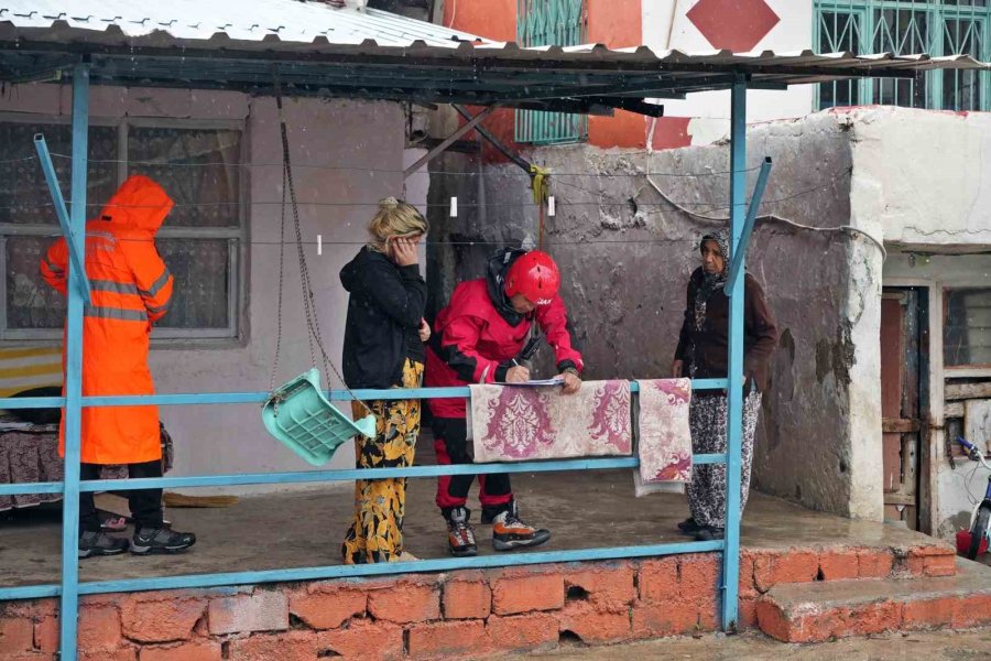 Sular Altında Kalan Mahallede Komandolar İş Başında