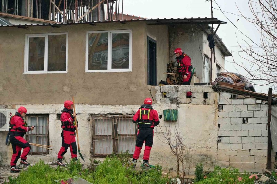 Sular Altında Kalan Mahallede Komandolar İş Başında