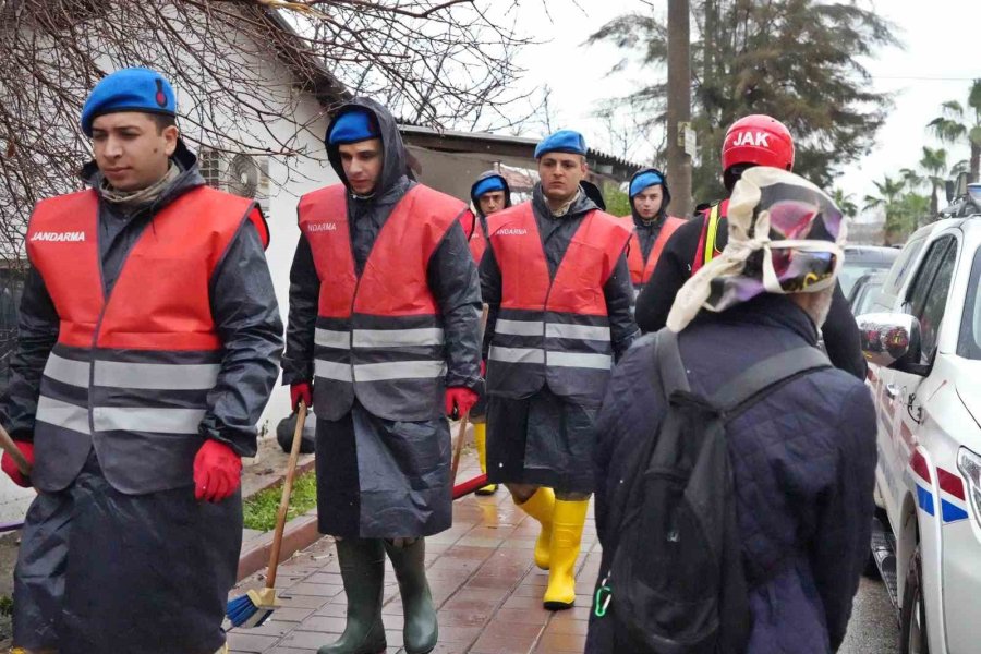 Sular Altında Kalan Mahallede Komandolar İş Başında