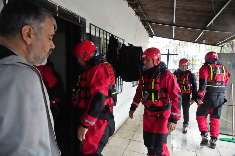 Sular Altında Kalan Mahallede Komandolar İş Başında