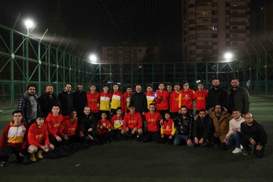 Başkan Çolakbayrakdar, Halı Sahada Gençlerle Ter Döktü