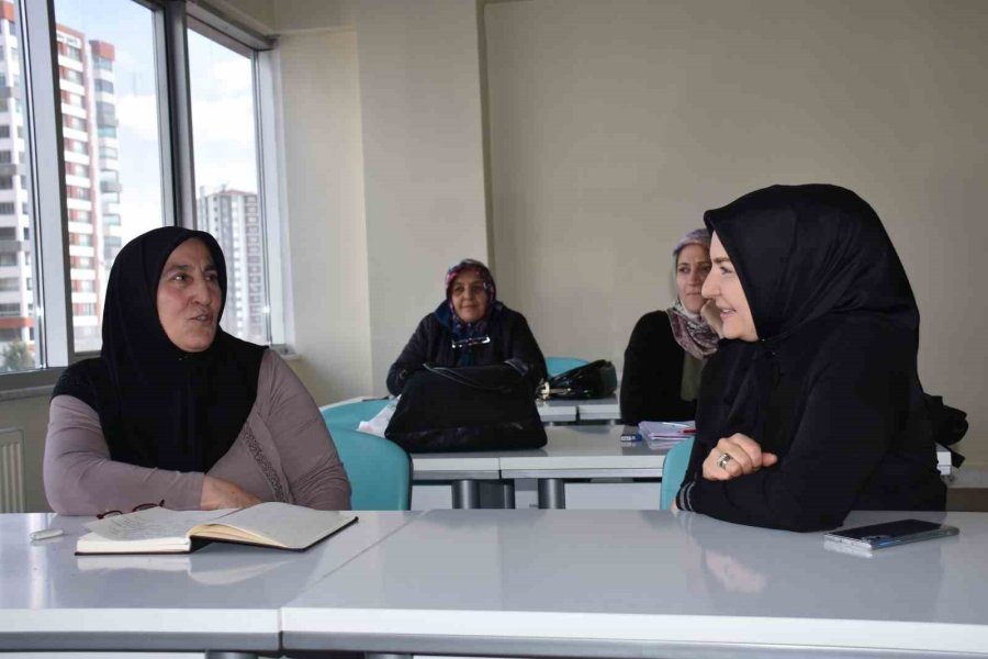 Fatma Çolakbayrakdar, Büyük Bir Ustalıkla İşlediği Kanaviçe Sanatında İz Bıraktı