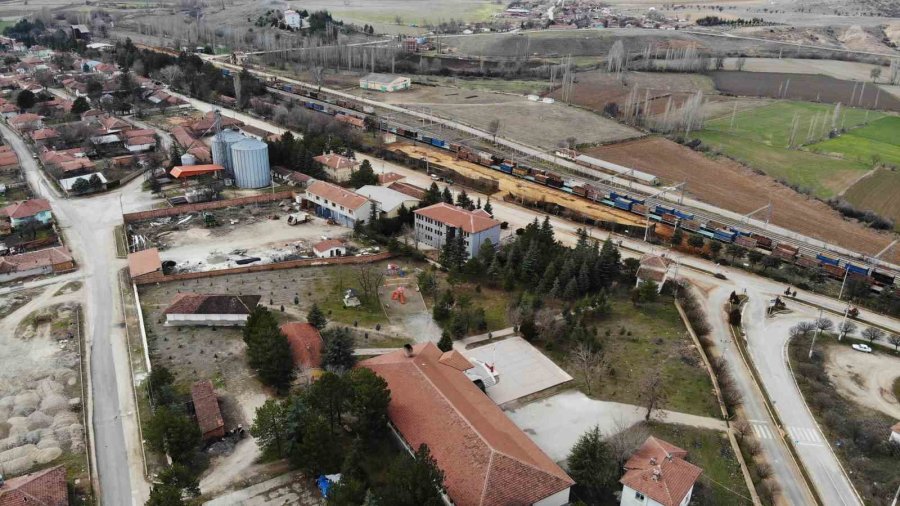 Mihalıççık Belediyesi’nin Belirlediği Maden Yükleme Alanı İlkokula 100 Metre Uzaklıkta