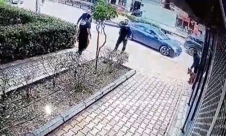 Çaldığı Köpeğin Sahibine Ve Polise Bıçak Çekti, Gözaltına Alındı