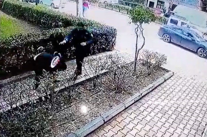 Çaldığı Köpeğin Sahibine Ve Polise Bıçak Çekti, Gözaltına Alındı