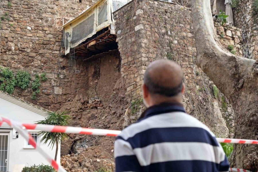 Hayatı Felç Eden Sağanak Tarihi Surları Da Yıktı