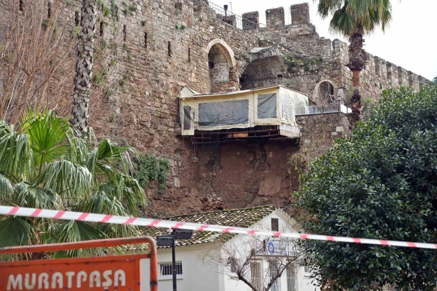 Hayatı Felç Eden Sağanak Tarihi Surları Da Yıktı