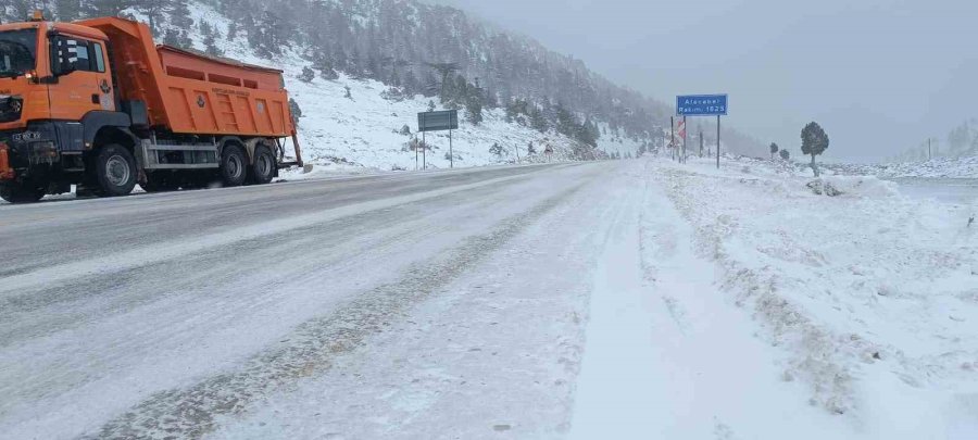 Alacabel’de Gece Başlayan Kar Yağışı Sonrası Ekipler Seferber Oldu