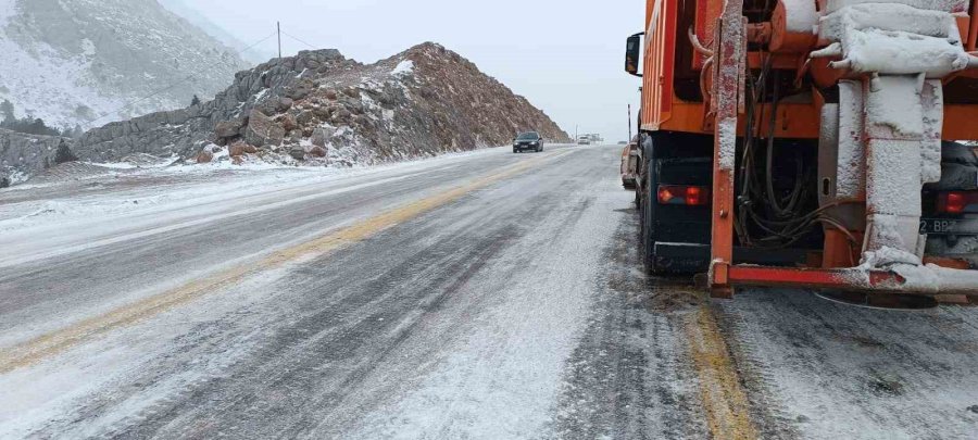 Alacabel’de Gece Başlayan Kar Yağışı Sonrası Ekipler Seferber Oldu