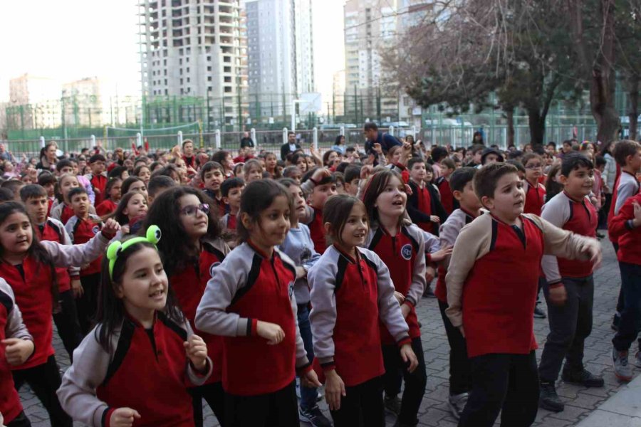 Bu Okulda Öğrenciler Derslerine Oynayarak Giriyorlar