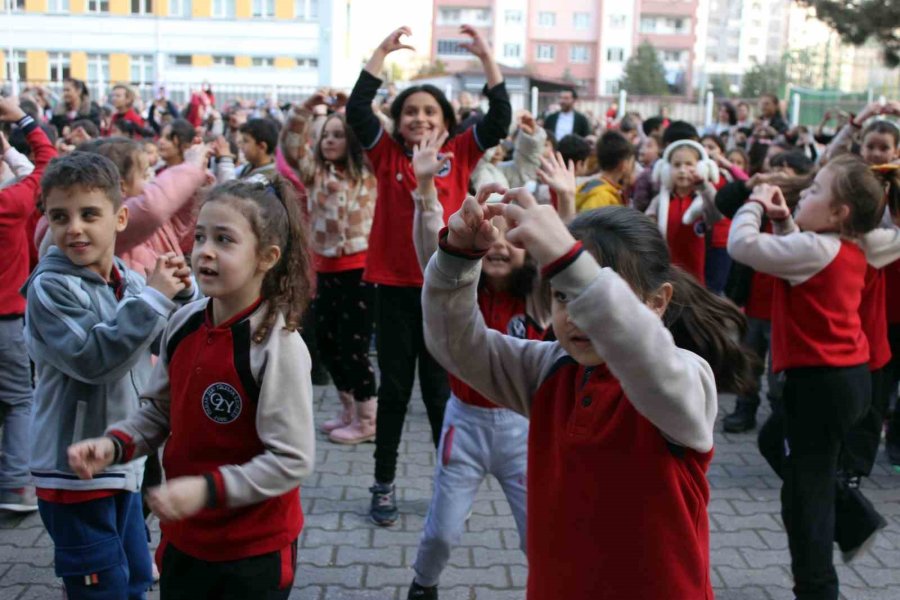 Bu Okulda Öğrenciler Derslerine Oynayarak Giriyorlar