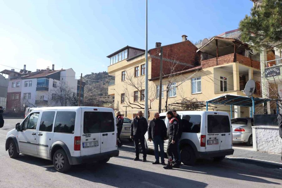 Emniyet Amirinin Yaklaşımı, Eşini Rehin Alan Şahsı Böyle İkna Etti: "ben Sana Kurban Olurum"