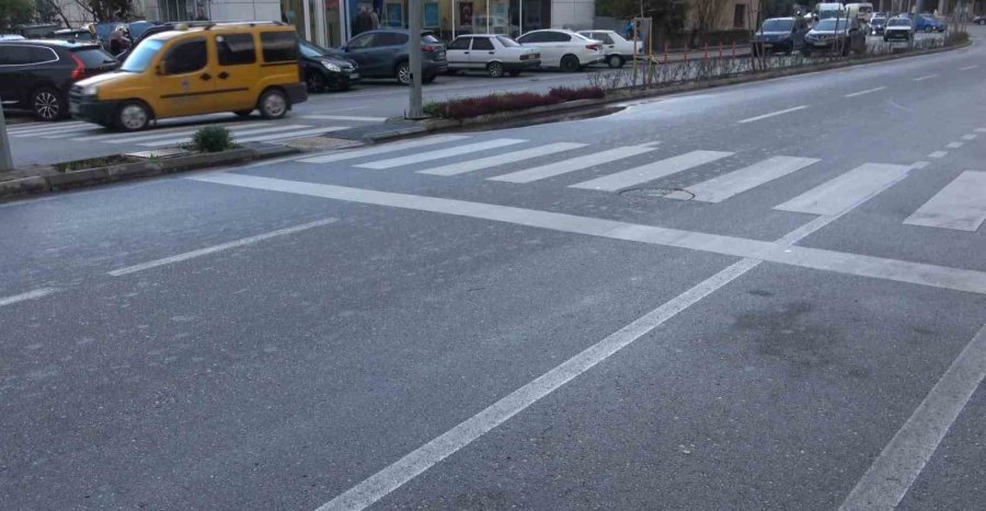 Kontrolden Çıkan Motosiklet Aydınlatma Direğine Çarptı, İbresi 102 Kilometrede Takılı Kaldı