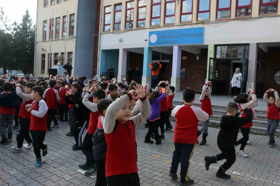 Bu Okulda Öğrenciler Derslerine Oynayarak Giriyorlar