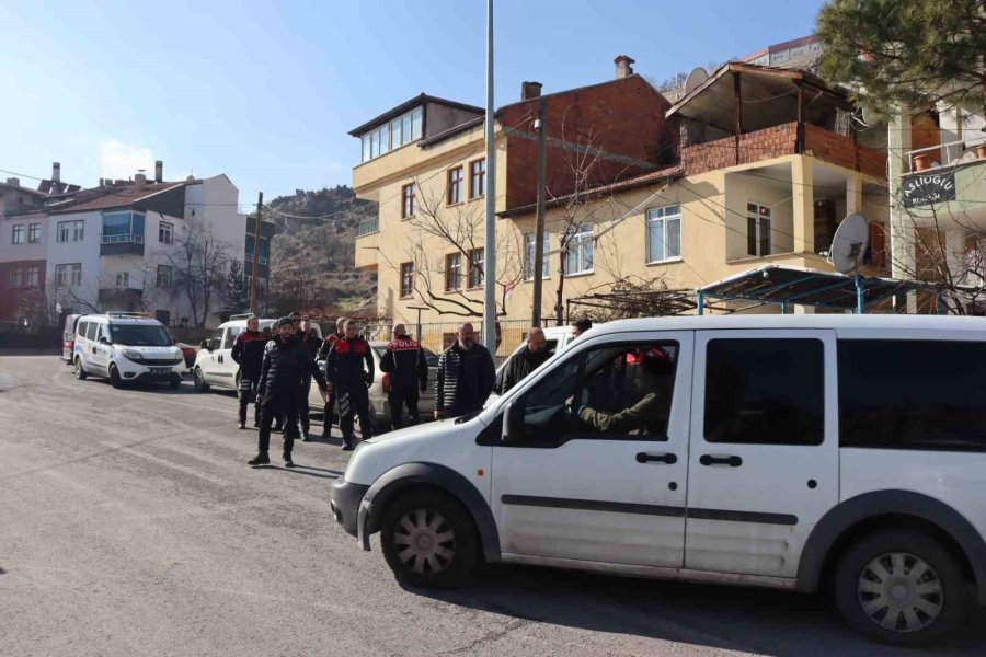 Emniyet Amirinin Yaklaşımı, Eşini Rehin Alan Şahsı Böyle İkna Etti: "ben Sana Kurban Olurum"