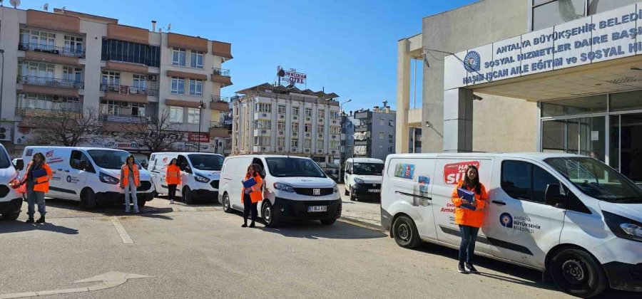 Büyükşehir 2 Bin 403 Personelle Afetzedelere Yardım Ediyor