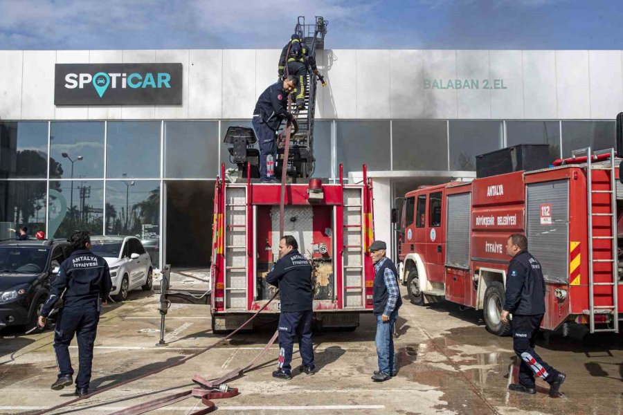 Antalya’da İkinci El Otomobil Bayisindeki Yangın Korkuttu: 3 Kişi Dumandan Etkilendi