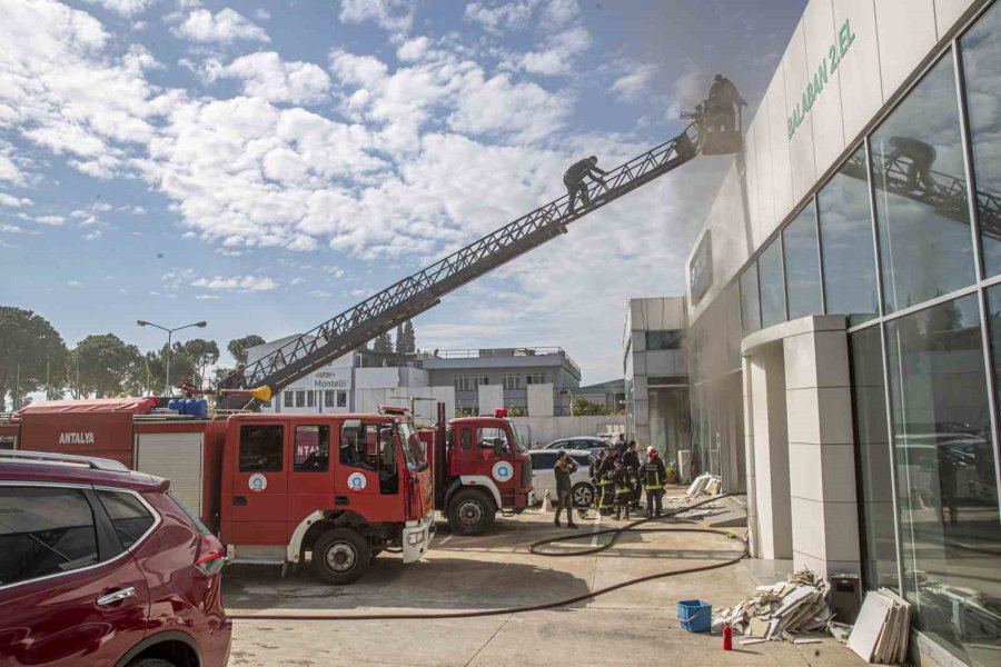 Antalya’da İkinci El Otomobil Bayisindeki Yangın Korkuttu: 3 Kişi Dumandan Etkilendi