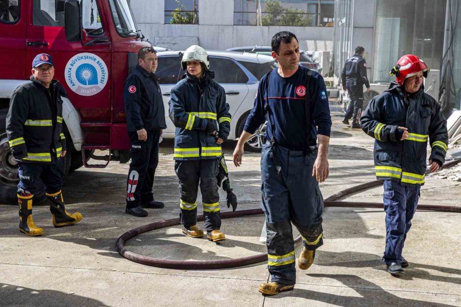 Antalya’da İkinci El Otomobil Bayisindeki Yangın Korkuttu: 3 Kişi Dumandan Etkilendi