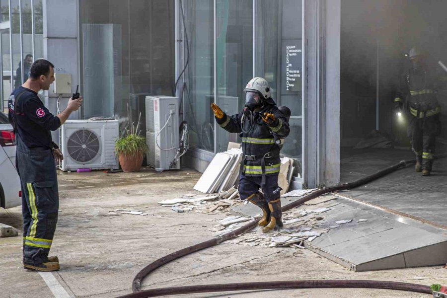 Antalya’da İkinci El Otomobil Bayisindeki Yangın Korkuttu: 3 Kişi Dumandan Etkilendi