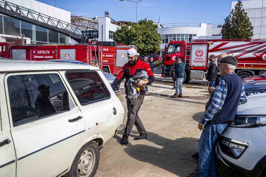 Antalya’da İkinci El Otomobil Bayisindeki Yangın Korkuttu: 3 Kişi Dumandan Etkilendi