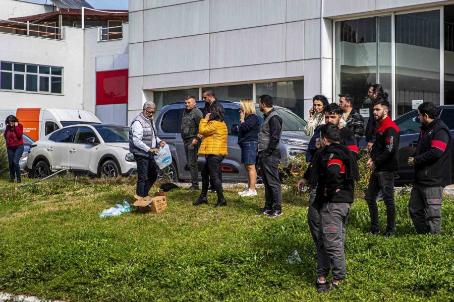 Antalya’da İkinci El Otomobil Bayisindeki Yangın Korkuttu: 3 Kişi Dumandan Etkilendi