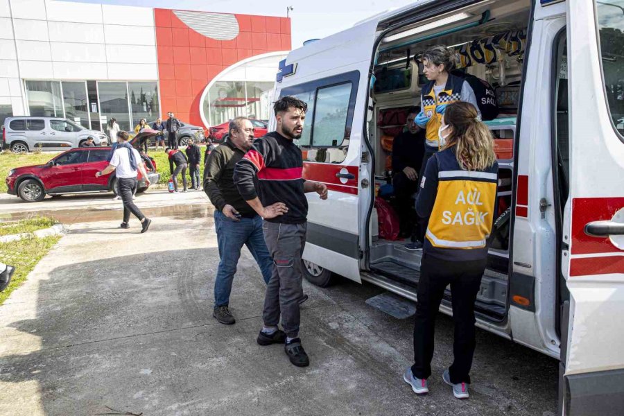 Antalya’da İkinci El Otomobil Bayisindeki Yangın Korkuttu: 3 Kişi Dumandan Etkilendi