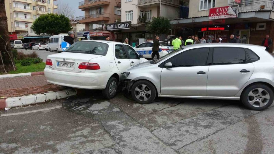 Otomobiller Kavşakta Çarpıştı: 1 Yaralı