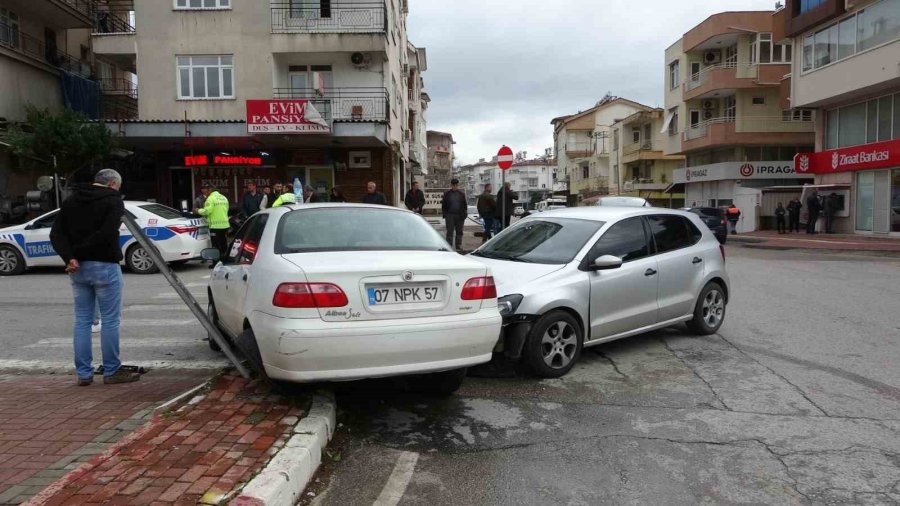 Otomobiller Kavşakta Çarpıştı: 1 Yaralı