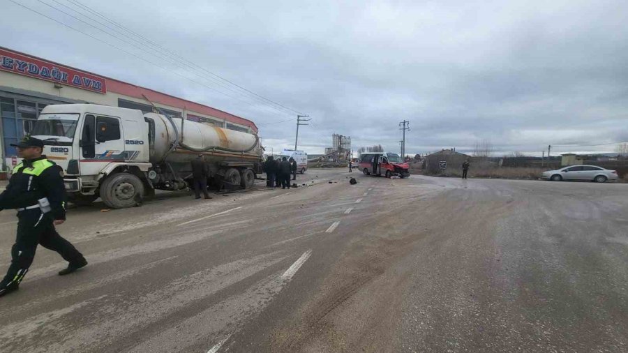 Yolcu Dolu Minibüs Vidanjöre Çarptı, 12 Kişi Yaralandı