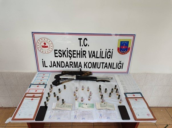 Jandarma Operasyonlarında Çok Sayıda Silah Ve Tarihi Eser Ele Geçirildi